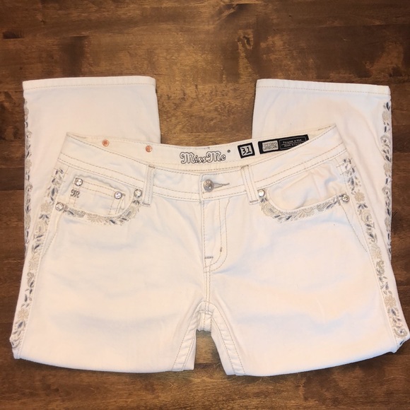 Miss Me Denim - Miss Me capris with super cute details ✨
